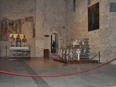 L'altare d'argento nella sua attuale collocazione nel transetto destro della Basilica di San Nicola
